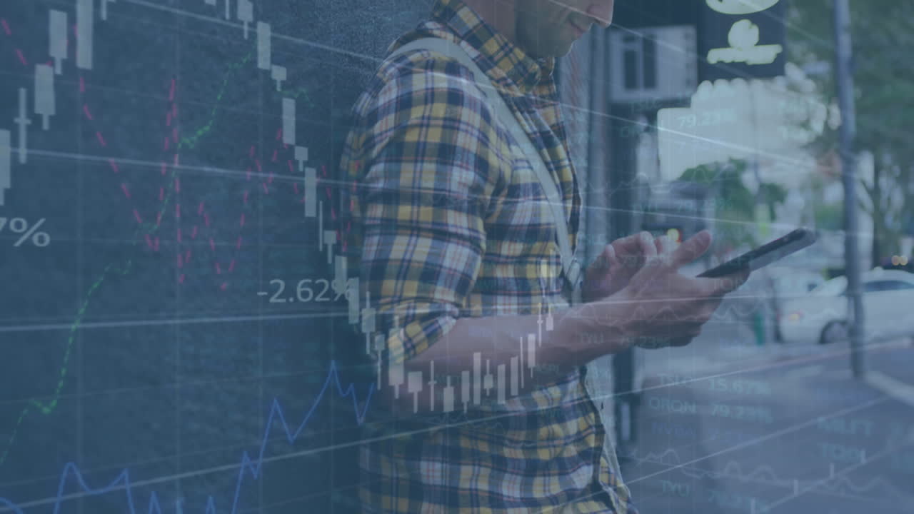 animación de procesamiento de datos contra un hombre caucásico usando una tableta digital en la calle