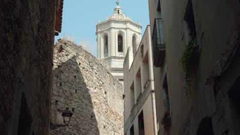 clocher du xviiie siècle de la cathédrale de gérone vue depuis une ruelle étroite dans le centre historique de gérone en espagne