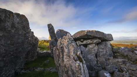 Lapso-De-Tiempo-Del-Paisaje-Natural-Rural-Con-Ruinas-De-Bloques-Prehistóricos-De-Piedra-Sepulcral-En-Primer-Plano-Durante-El-Día-Nublado-Soleado-Visto-Desde-Carrowkeel-En-El-Condado-De-Sligo-En-Irlanda