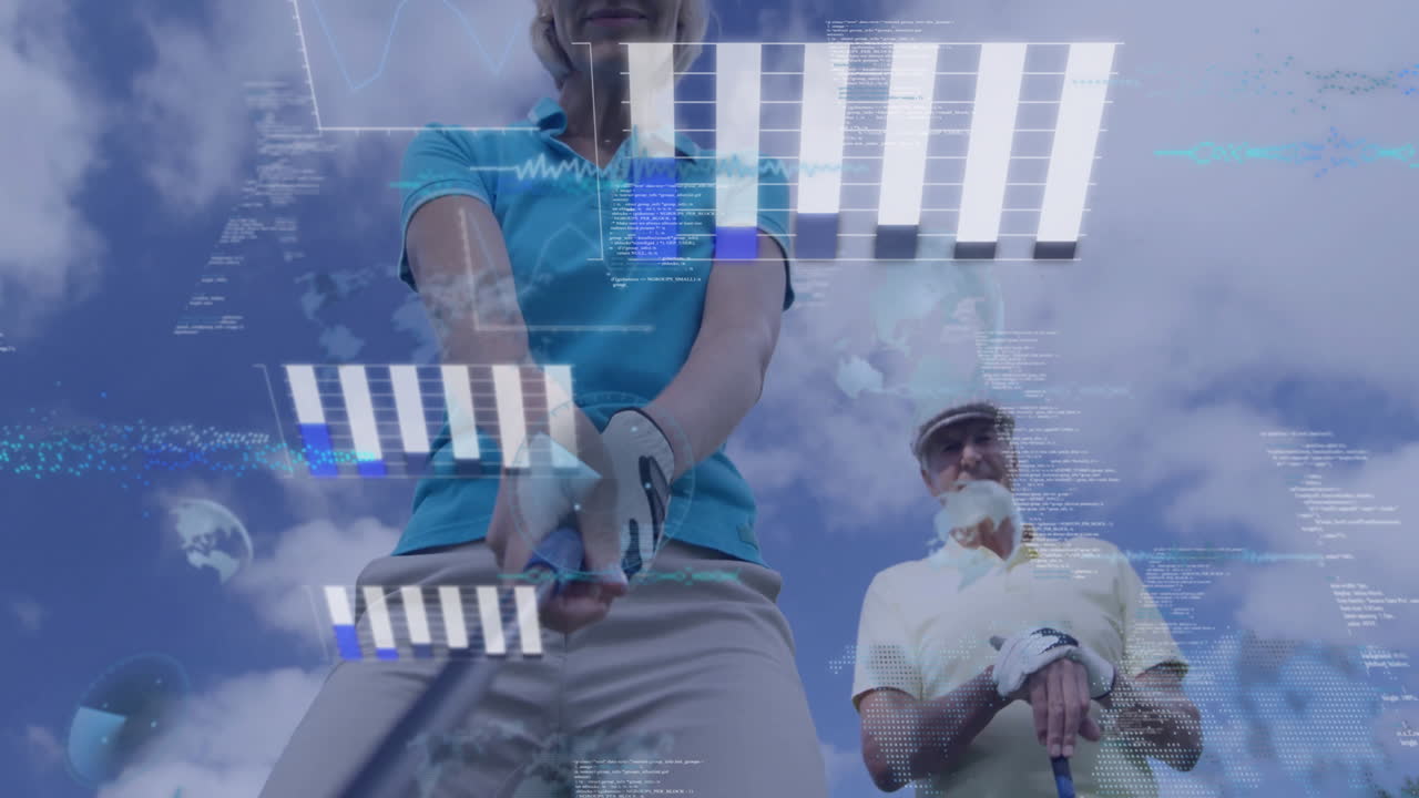 Svingende golfkølle, golfere analyserer data med digitalt overlegg på banen.