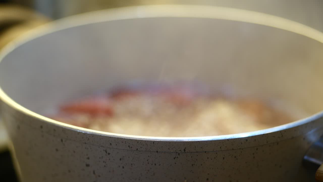 primer plano de una olla humeante de comida en una estufa