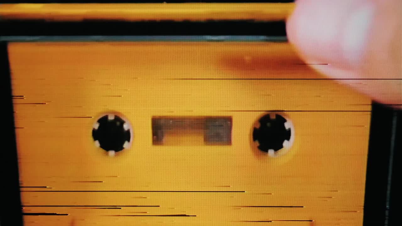 captura de televisión real: poner una cinta de cassette amarilla en una baraja y reproducirla