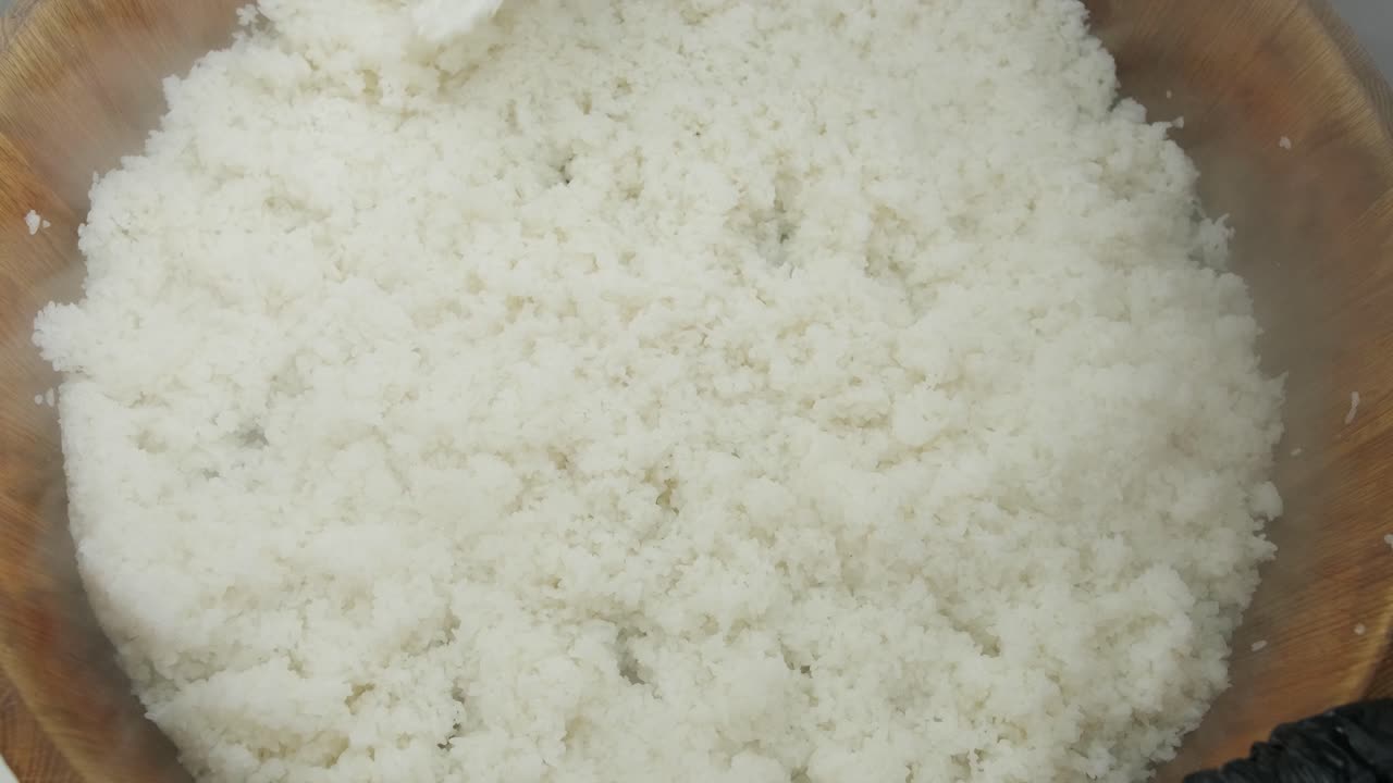 요리사 는 나무 그 에 뜨거운  을 는다