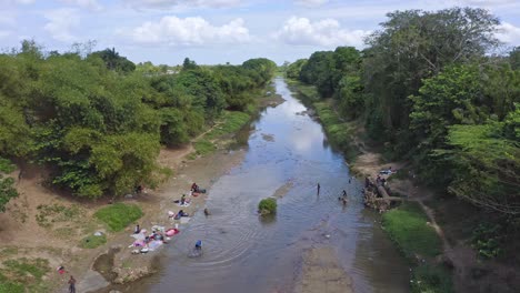 Haitianische-Familien-Waschen-Ihre-Schmutzige-Kleidung-Im-Fluss-Dajabón