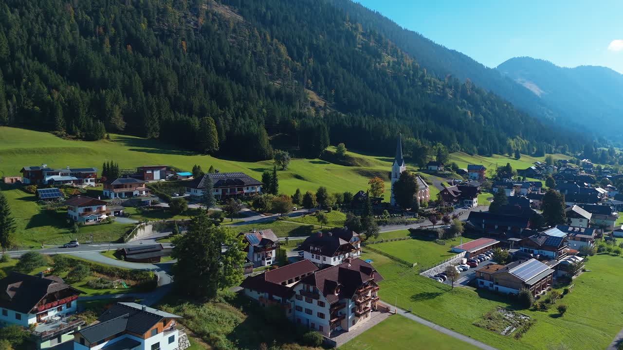 Abitazioni in una splendida campagna ai piedi delle montagne, Austria.