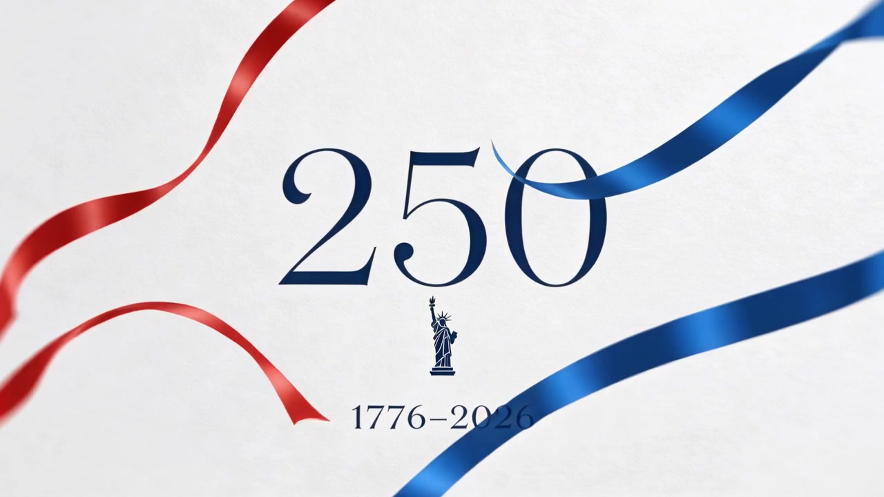 Nastri rossi e blu che entrano dai bordi e scivolano su carta testurizzata, segnando al centro "250 Liberty 1776–2026".