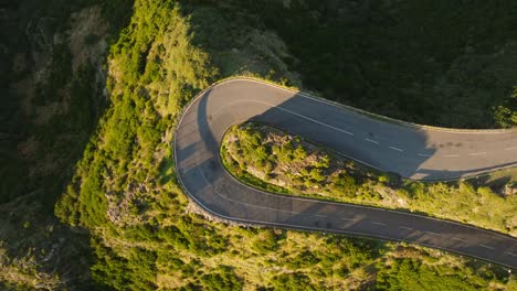 Drohnenflug-über-Die-Kurvige-Straße-In-Madeira,-Portugal