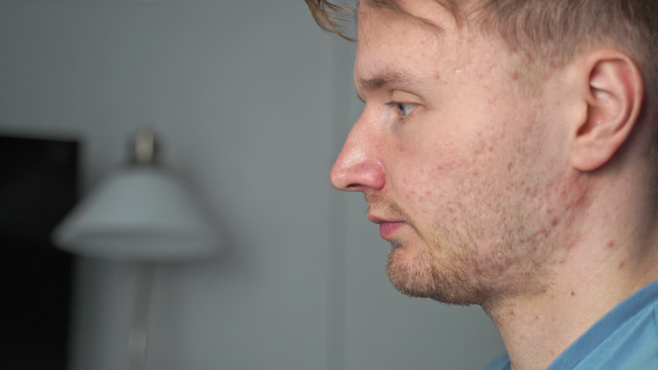 un joven trabajador revisa el último gran pedido de equipos de red para la empresa desde su casa