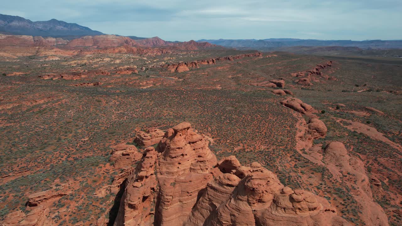 Vista aerea di Church Rocks, sceniche formazioni rocciose rosse vicino a Hurricane, Utah, USA.