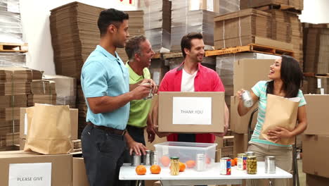 trabajadores del almacén empacando cajas de donaciones