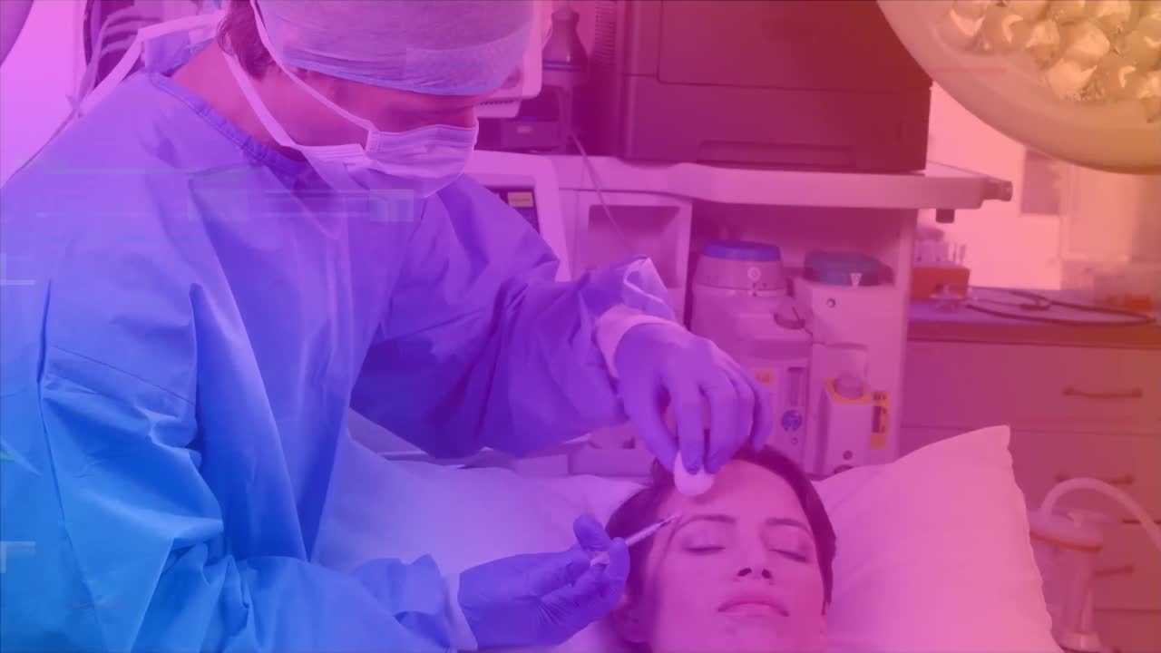 animación de la pantalla con glitch sobre un médico caucásico haciendo botox a una paciente femenina