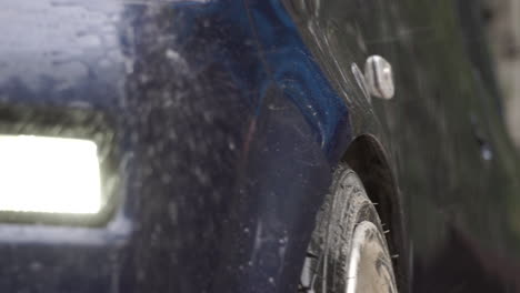 coche bajo la lluvia