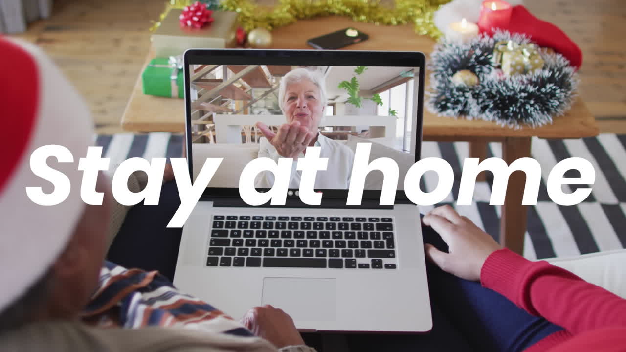 animación de quedarse en casa texto sobre mujer caucásica mayor haciendo videollama con la familia