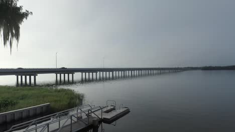 Vista-Aérea-Del-Lago-Harris-En-Tavares-Florida-Usa-Con-La-Autopista-19