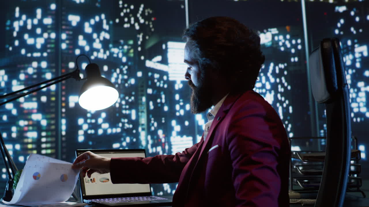 집행 이사 는 밤 에 그 의 초고층 건물 사무실 에서 일 하고 있다