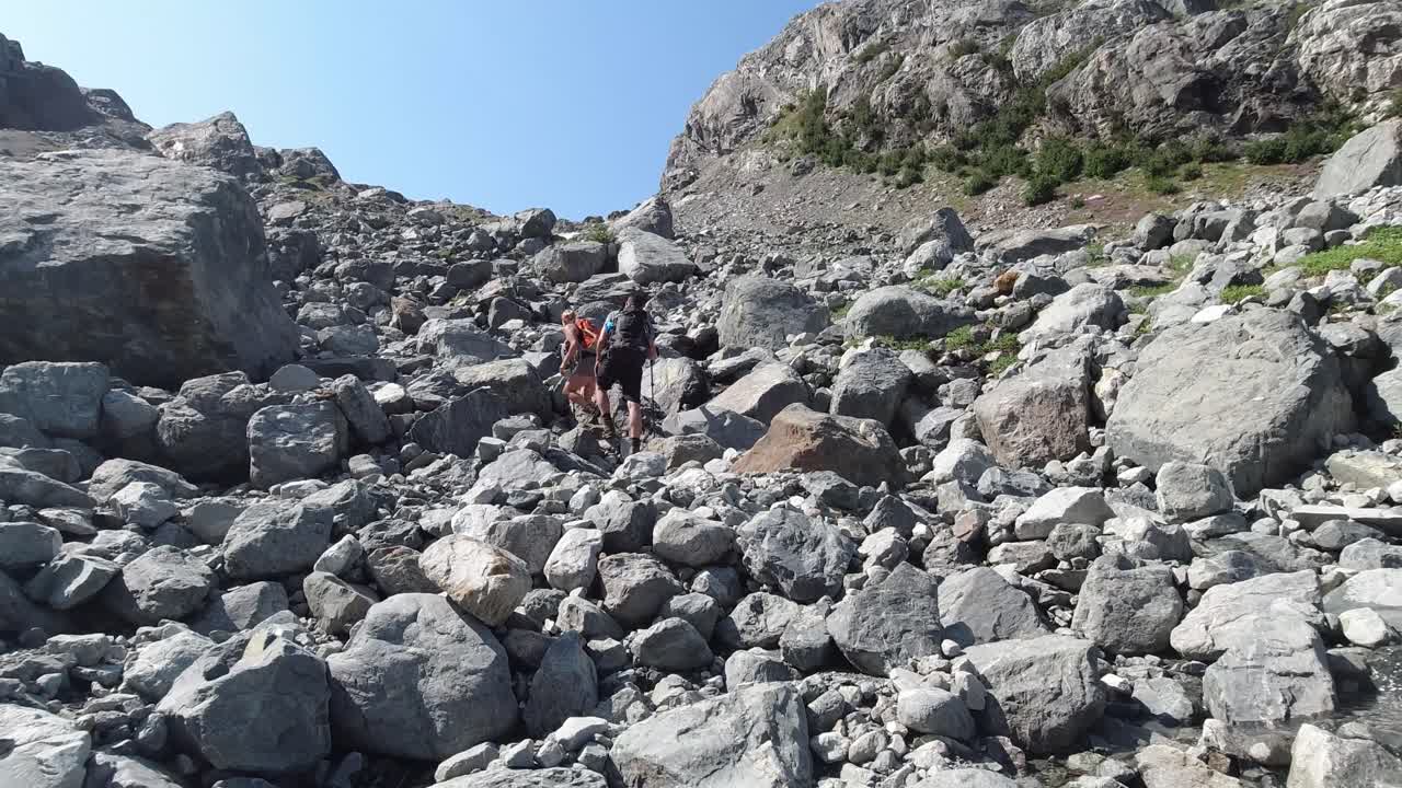escalando un campo de rocas en la isla de vancouver