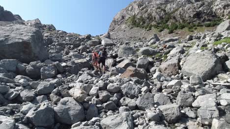 escalando un campo de rocas en la isla de vancouver