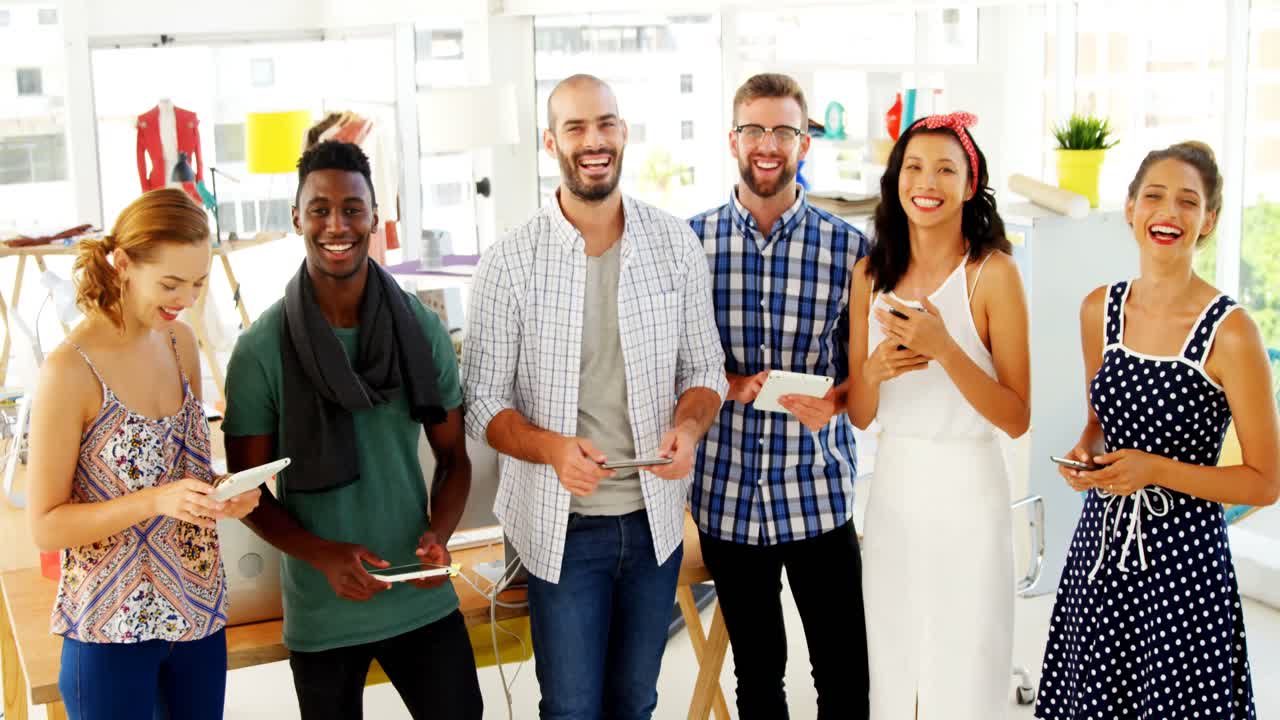 grupo de colegas que utilizan dispositivos electrónicos