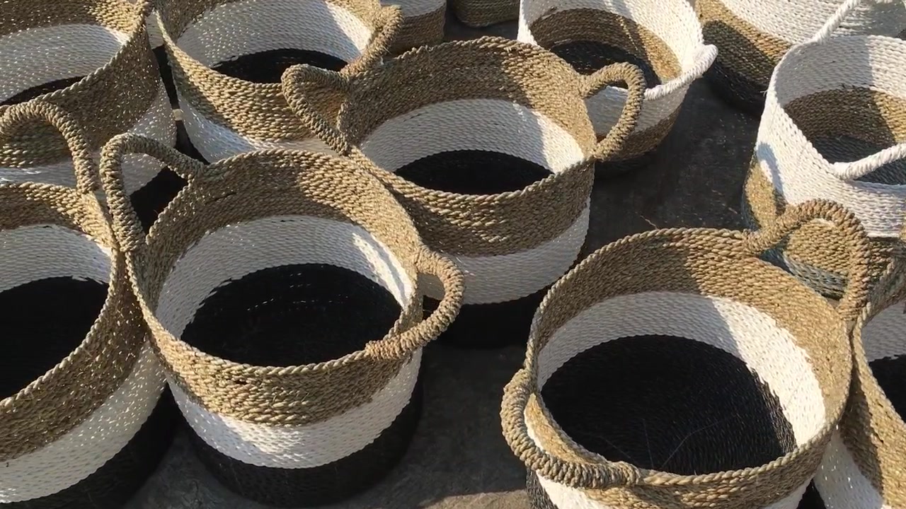 I prodotti tradizionali di cesti intrecciati a mano sono realizzati con materiali in fibra naturale come steli di banano, erba marina e giacinto d'acqua, e sono un prodotto di esportazione.