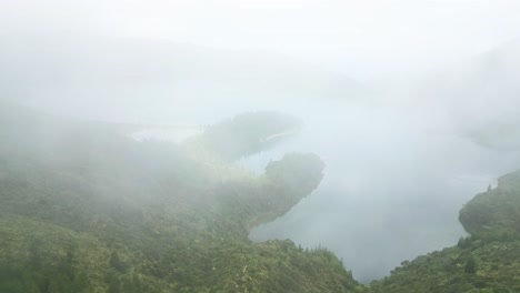 안개가 가득한 lagoa do fogo의 푸른 풍경과 아조레스 섬의 조용한 물