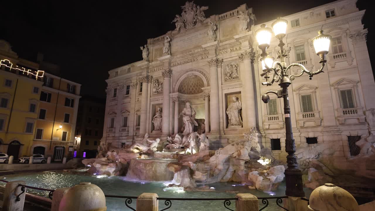 Fontana di Trevi a Roma, inquadratura laterale ampia di notte