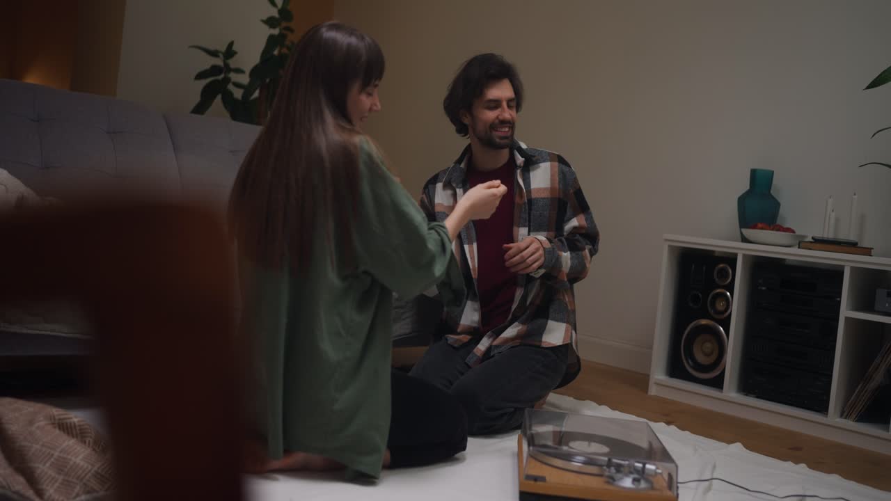 personas escuchando música en casa