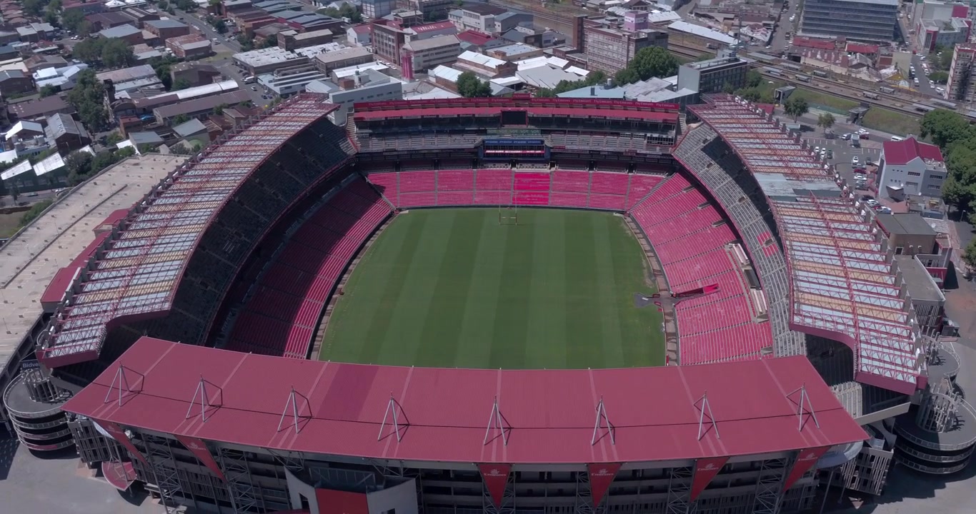 Toma aérea 4K con dron del Estadio Ellis Park vacío, con movimiento de cámara en semi-órbita y vista de pájaro