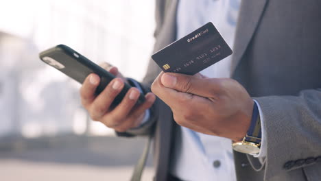 manos, teléfono y tarjeta de crédito por hombre de negocios