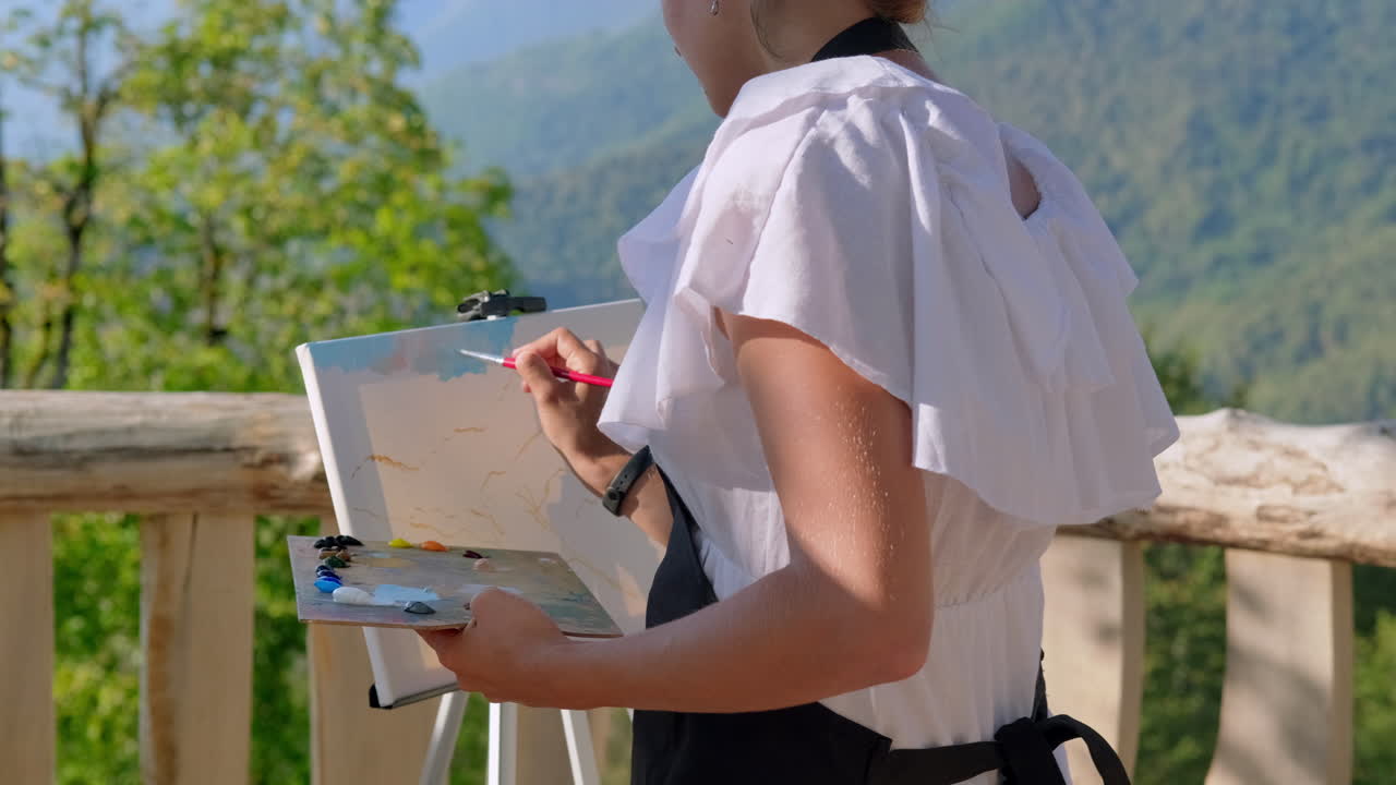 산 전망 에서 야외 에서 그림 을 그리는 여자