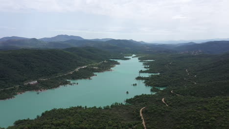 de derecha a izquierda viajando el embalse del lago saint cassien las montañas de francia dron