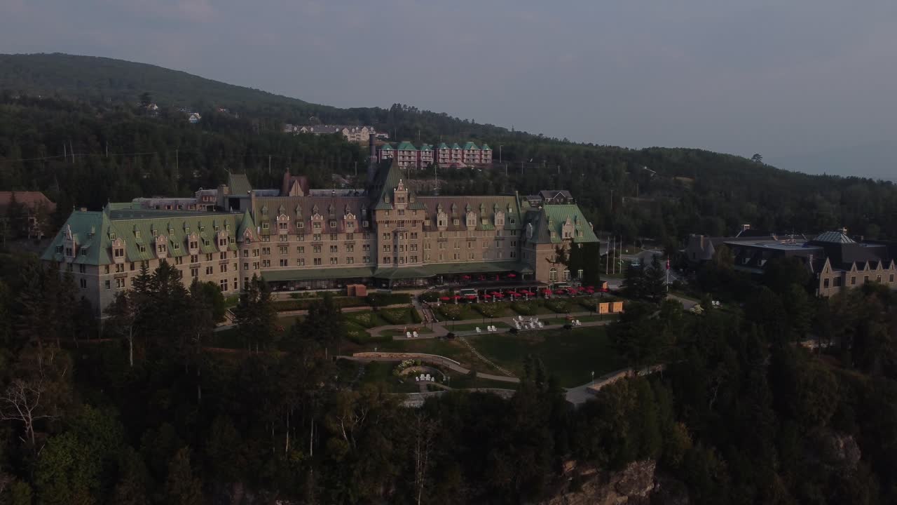 vista aérea horas azules de fairmont le manoir richelieu, charlevoix, quebec canadá famoso punto de referencia histórico al atardecer