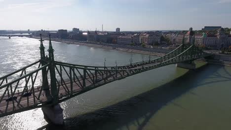 Toma-Aérea-Del-Puente-De-La-Libertad-En-Budapest-Durante-El-Otoño