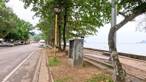 주차 된 자동차와 함께 해변을 따라 조용한 도로