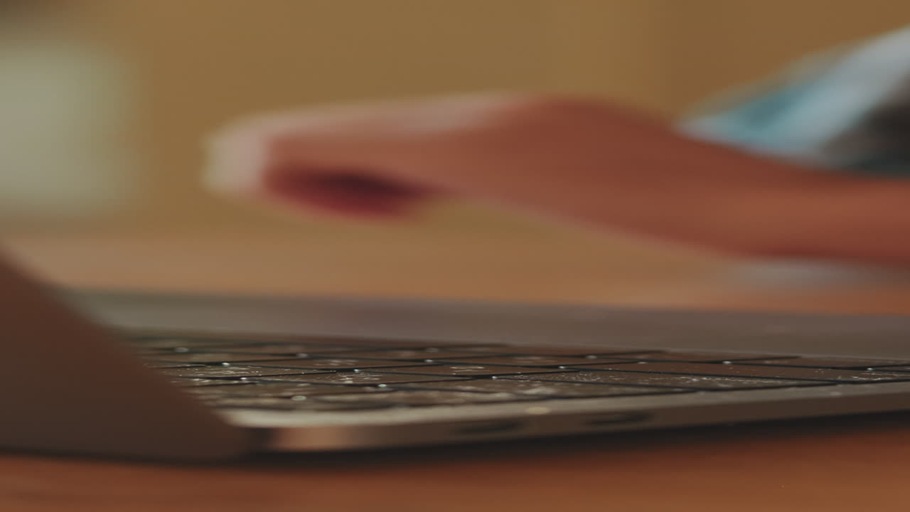 escribiendo en un teclado portátil