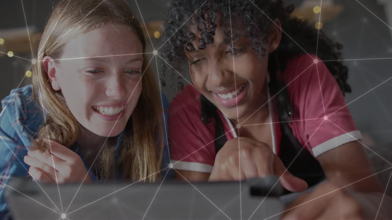 animación de una red de conexiones entre diversas mujeres que utilizan tabletas