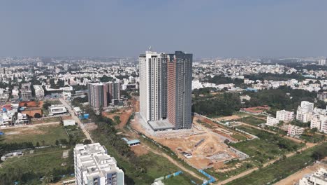 fotografía aérea de casas densamente pobladas en bangalore con desarrollo en curso cerca