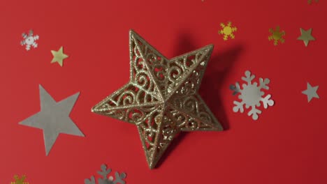 decoraciones de navidad con estrellas y patrones de nieve sobre fondo rojo