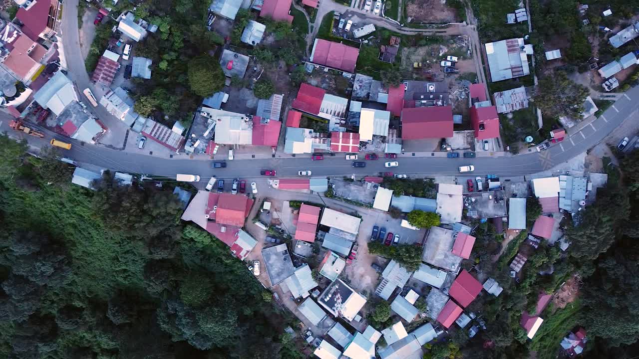 오아카카의 푸른 언덕 가운데 숨겨진 마을의 평화로운 공중 촬영