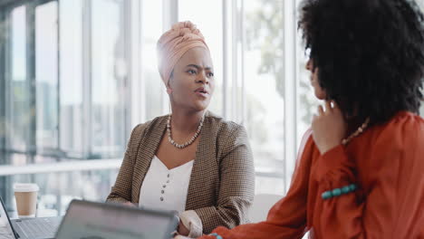 Negocios,-Mujer-Negra-Y-Líder-Hablando-Con-El-Equipo.