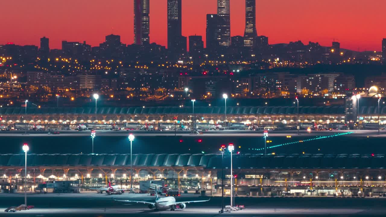 timelapse torres del horizonte de madrid y silueta del aeropuerto de barajas durante el colorido atardecer primer plano zoom tiro