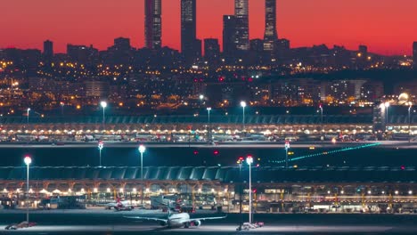 Zeitraffer-Silhouette-Der-Madrider-Skyline-Türme-Und-Des-Flughafens-Barajas-Während-Eines-Farbenfrohen-Sonnenuntergangs,-Nahaufnahme-Mit-Zoom