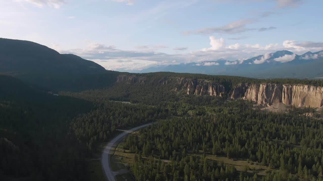 воздушная панорама живописного шоссе в долине, окруженной горным ландшафтом канады