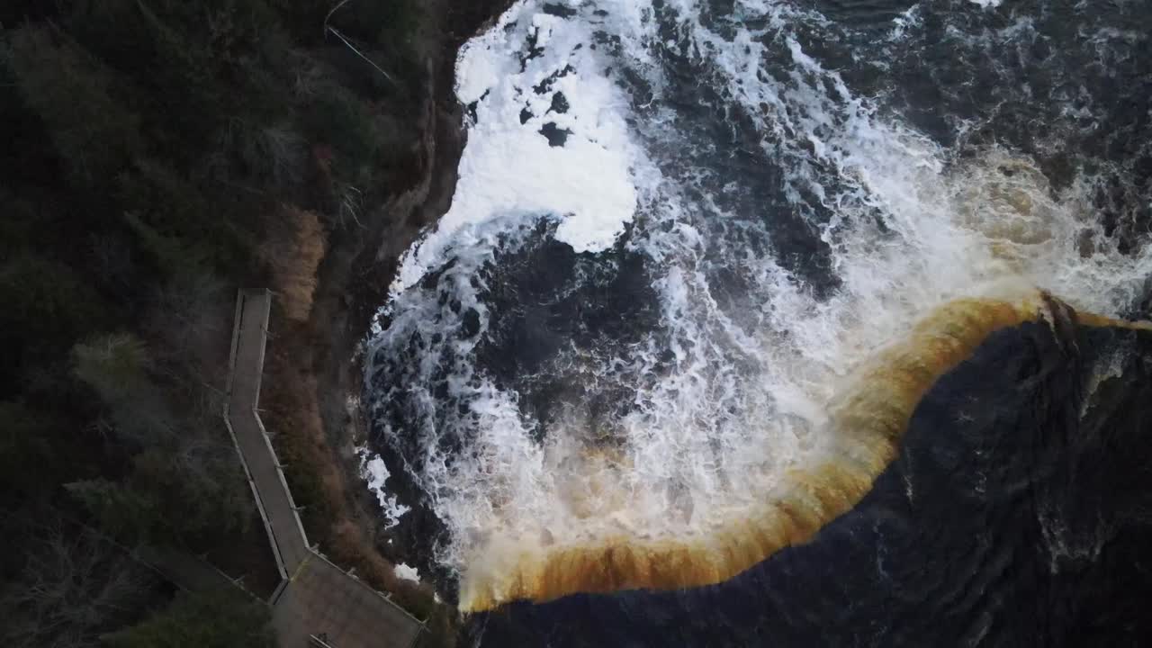 tahquamenon cae en michigan con tiro de dron moviéndose hacia arriba