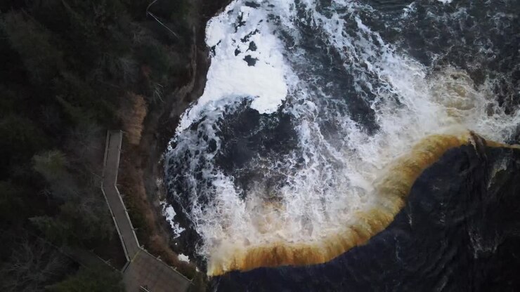 Cascate Tahquamenon nel Michigan con una ripresa aerea con drone che si muove verso l'alto.
