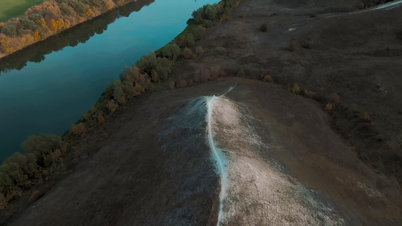 가을 풍경 을 가로질러 휘어지는 강 의 공중 사진