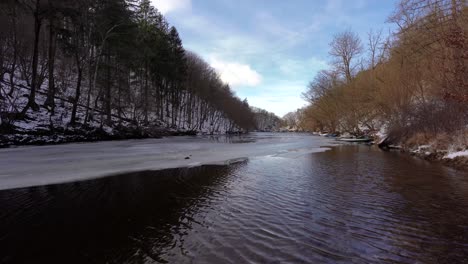 Río-Tranquilo-Con-Hielo-Y-Nieve-Restantes-En-El-Bosque,-Día,-Invierno,-Foque