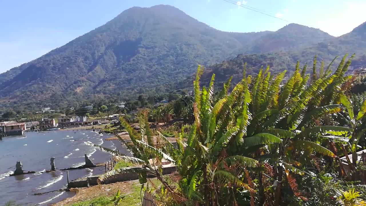 호수와 산의 풍경