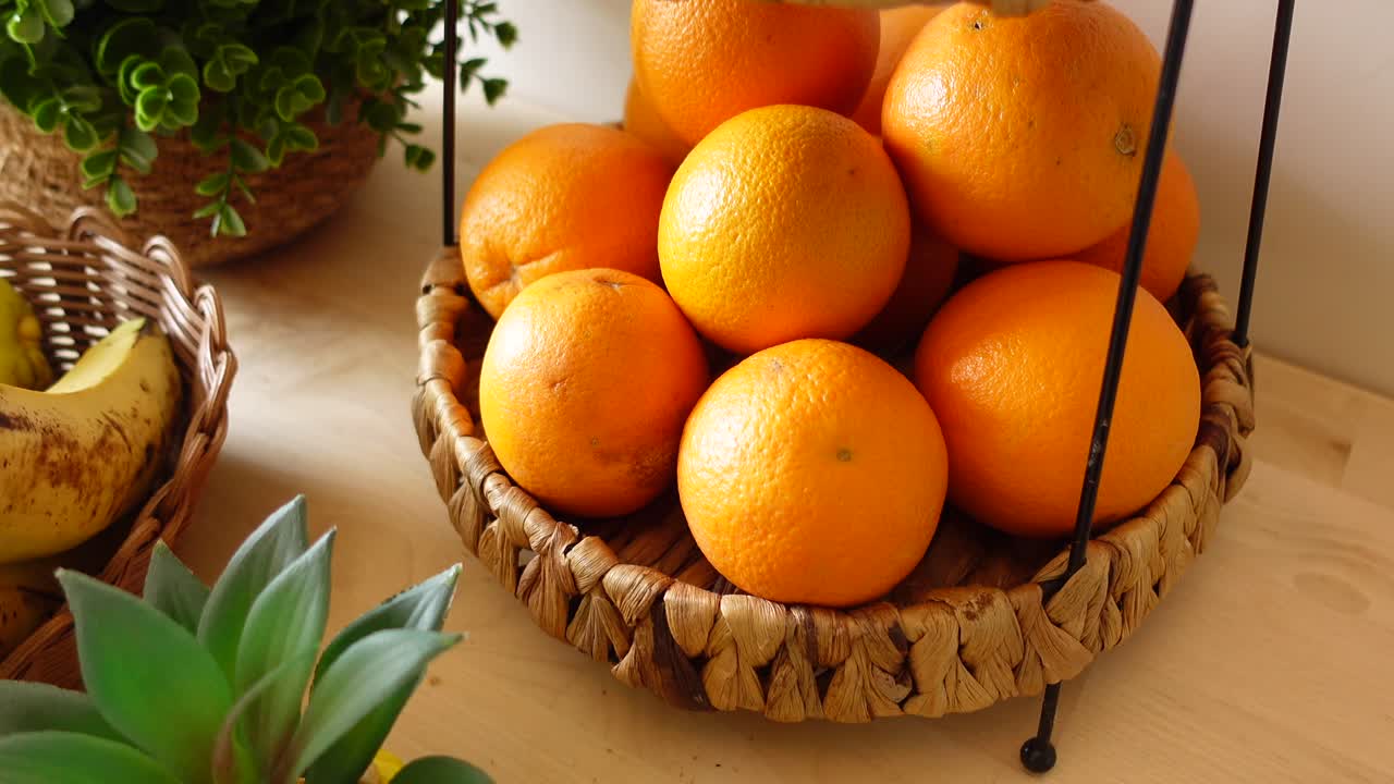 naranjas en una canasta de mimbre
