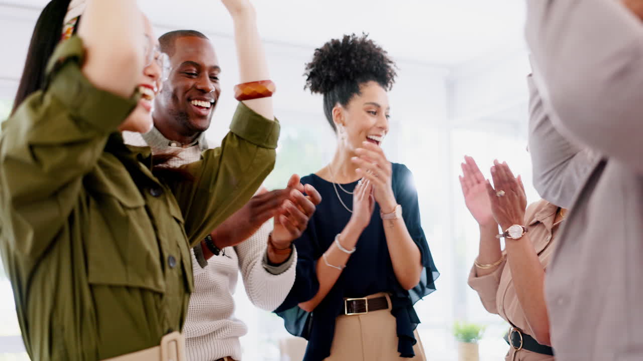 éxito, apoyo o personas de negocios felices alto