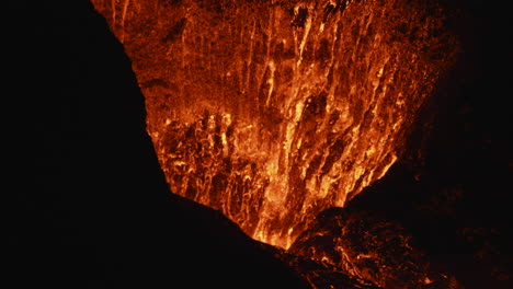 Vista-De-Cerca-Del-Volcán-En-Erupción-Con-Lava-Caliente-Y-Brillante-Por-La-Noche-En-El-Valle-De-Geldingadalir-Cerca-De-La-Montaña-Fagradalsfjall,-Península-De-Reykjanes,-Suroeste-De-Islandia---Tiro-Estático